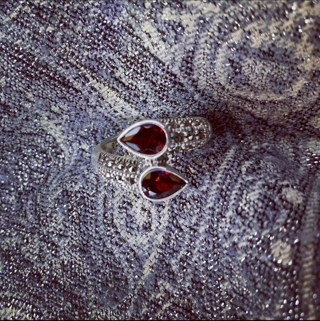 Red duo ring in silver with Marcasite