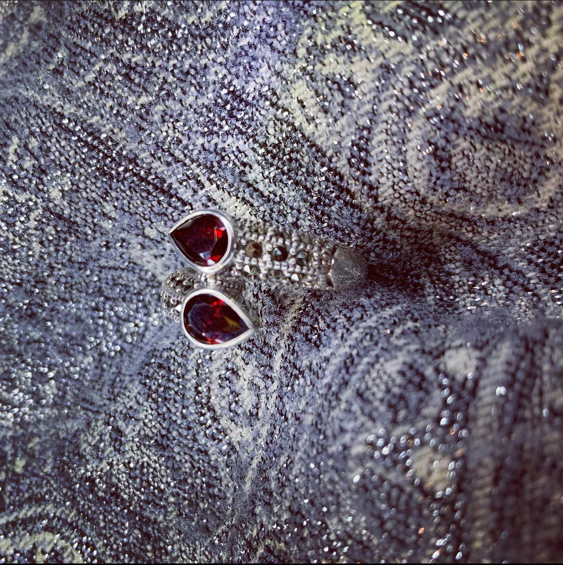 Red duo ring in silver with Marcasite