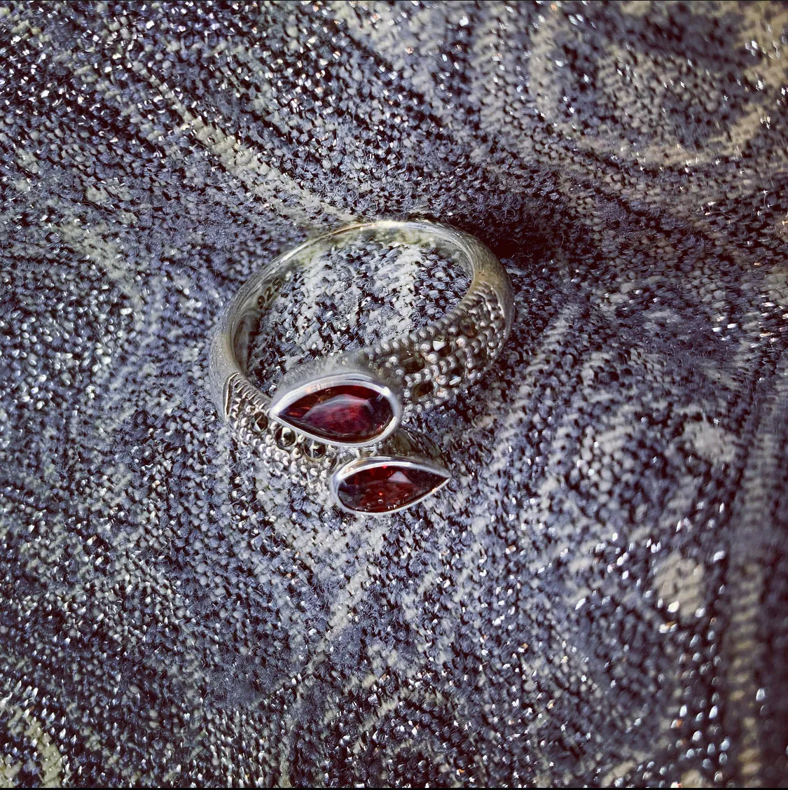 Red duo ring in silver with Marcasite