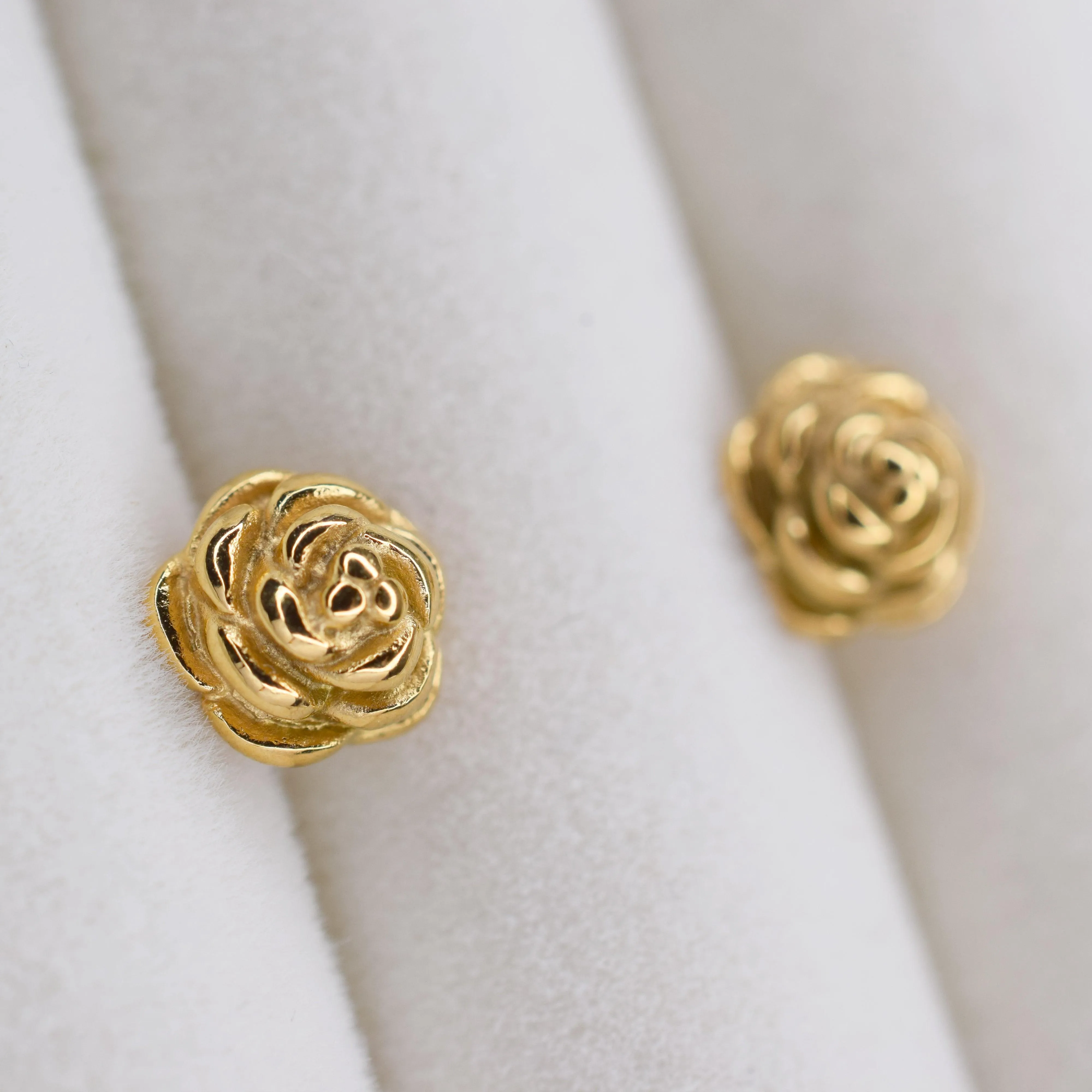 ROSE STUD EARRINGS IN GOLD